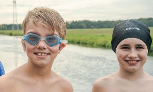 Zwei Jungs im Schwimmoutfit.