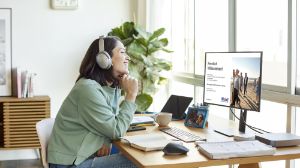 Junge Frau nimmt an Online-Seminar teil. 