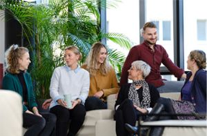 Gruppe Ausbilder sitzt zusammen.