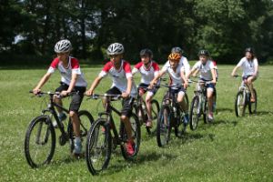 Viele Kinder fahren Rad.