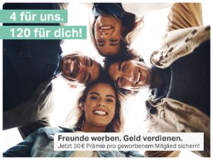Vier Freunde stehen im Kreis und schauen lächelnd zu Boden.
