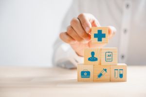 Eine Ärztin untersucht in einer Praxis den Hals einer Patientin.